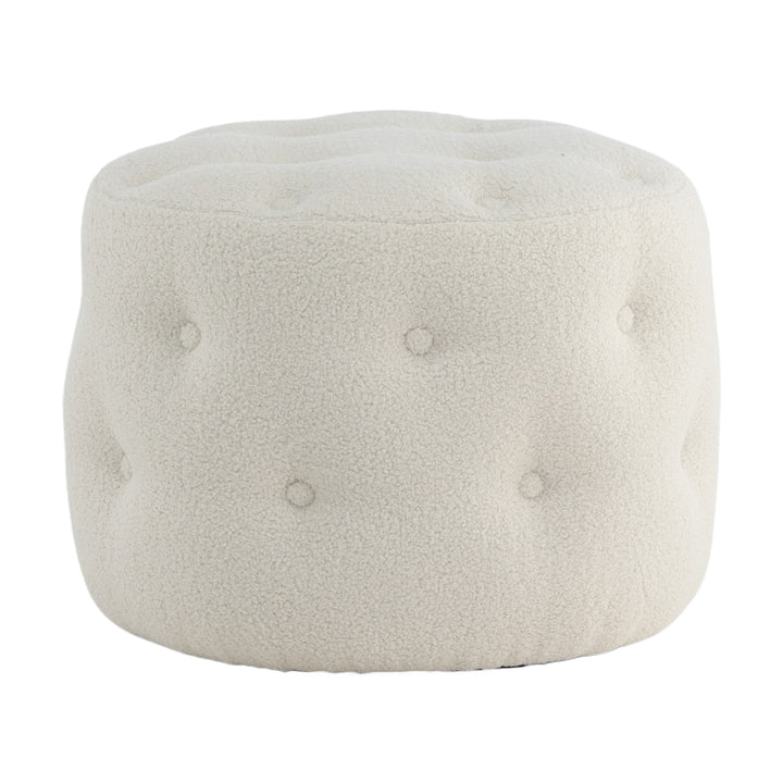 Benjamin puff, rund i hvit teddy med knappesøm, sett fra siden mot hvit bakgrunn.