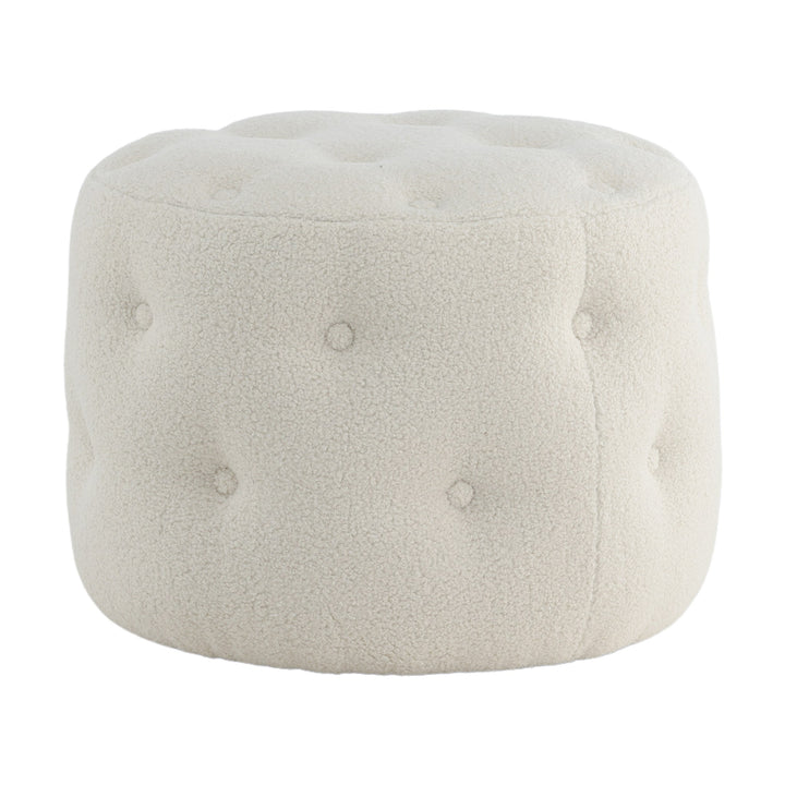 Benjamin puff, rund i hvit teddy med lodden overflate og knappesøm, mot hvit bakgrunn.