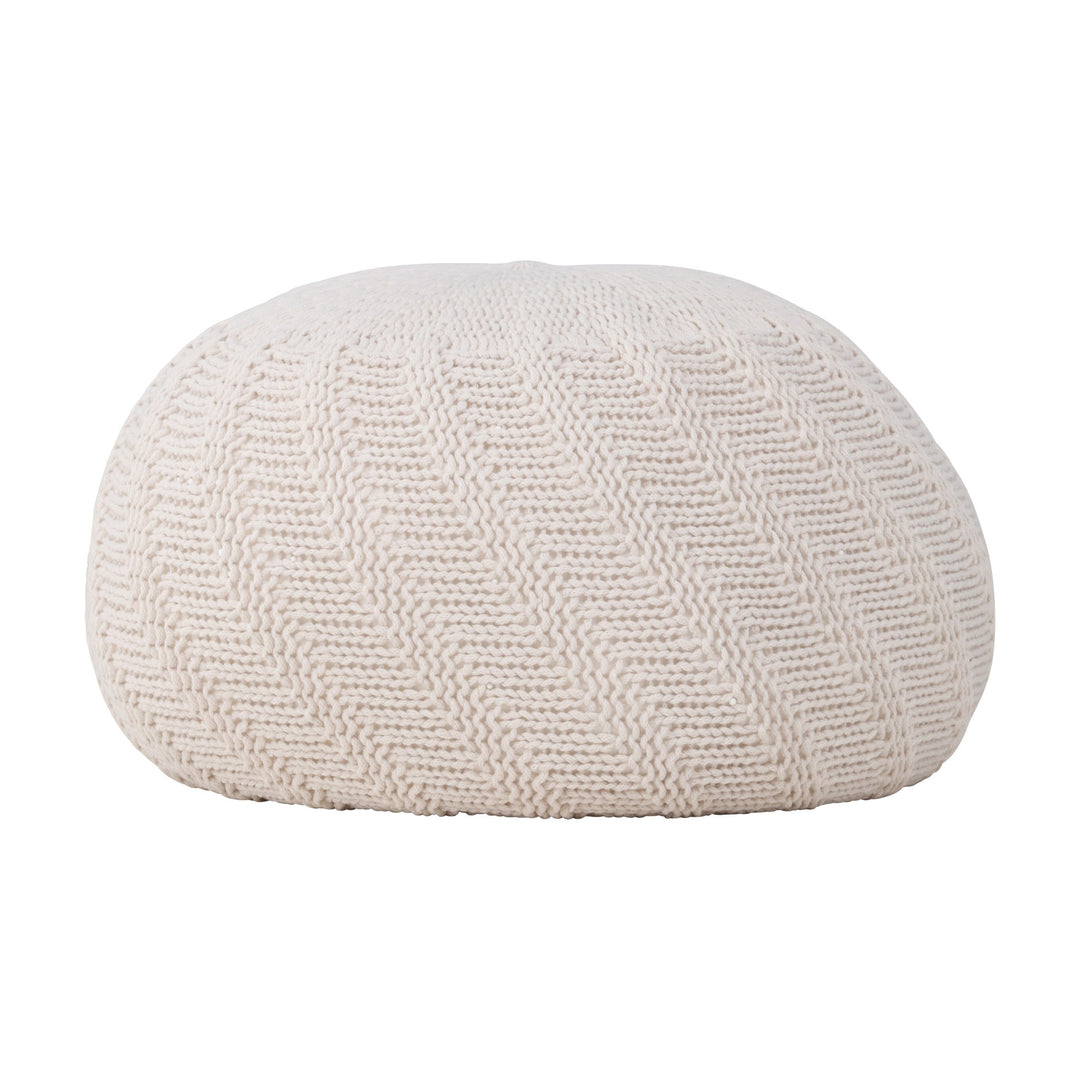 Ted puff i offwhite, rund med grov sikksakkstrikk, mot hvit bakgrunn.