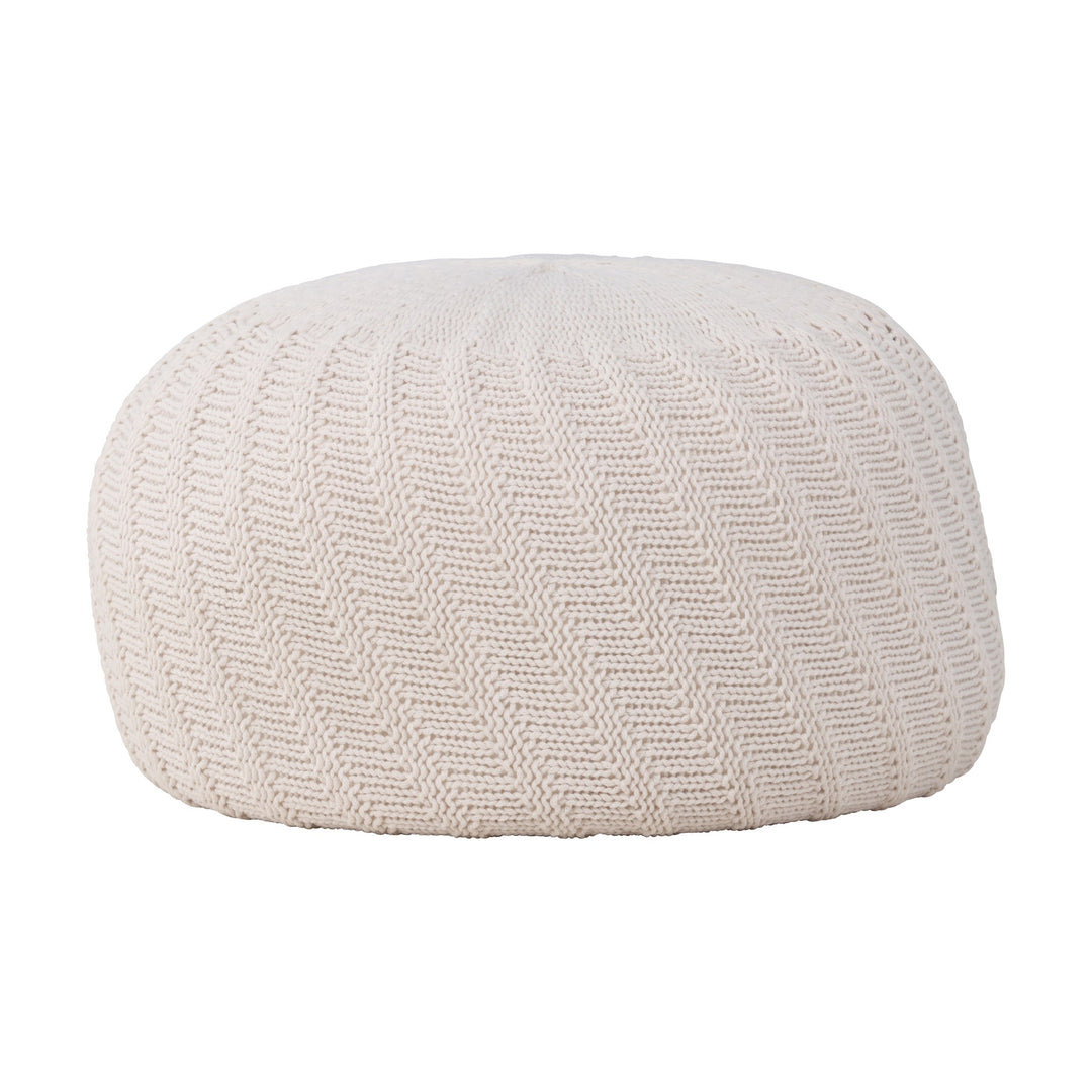 Ted puff i offwhite, stor rund puff med grov sikksakkstrikk, mot hvit bakgrunn.