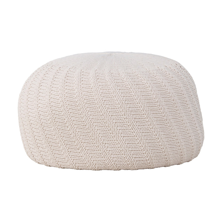 Ted puff i offwhite, stor rund puff med grov sikksakkstrikk, mot hvit bakgrunn.