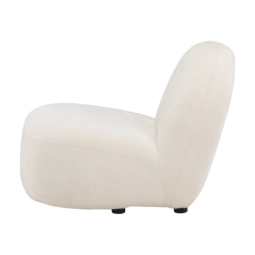 Omaha loungestol i lys beige chenille, avrundet form sett fra siden