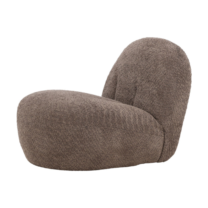 Omaha loungestol i brun, lodden bouclé med avrundet form, sett skrått fra siden mot hvit bakgrunn.
