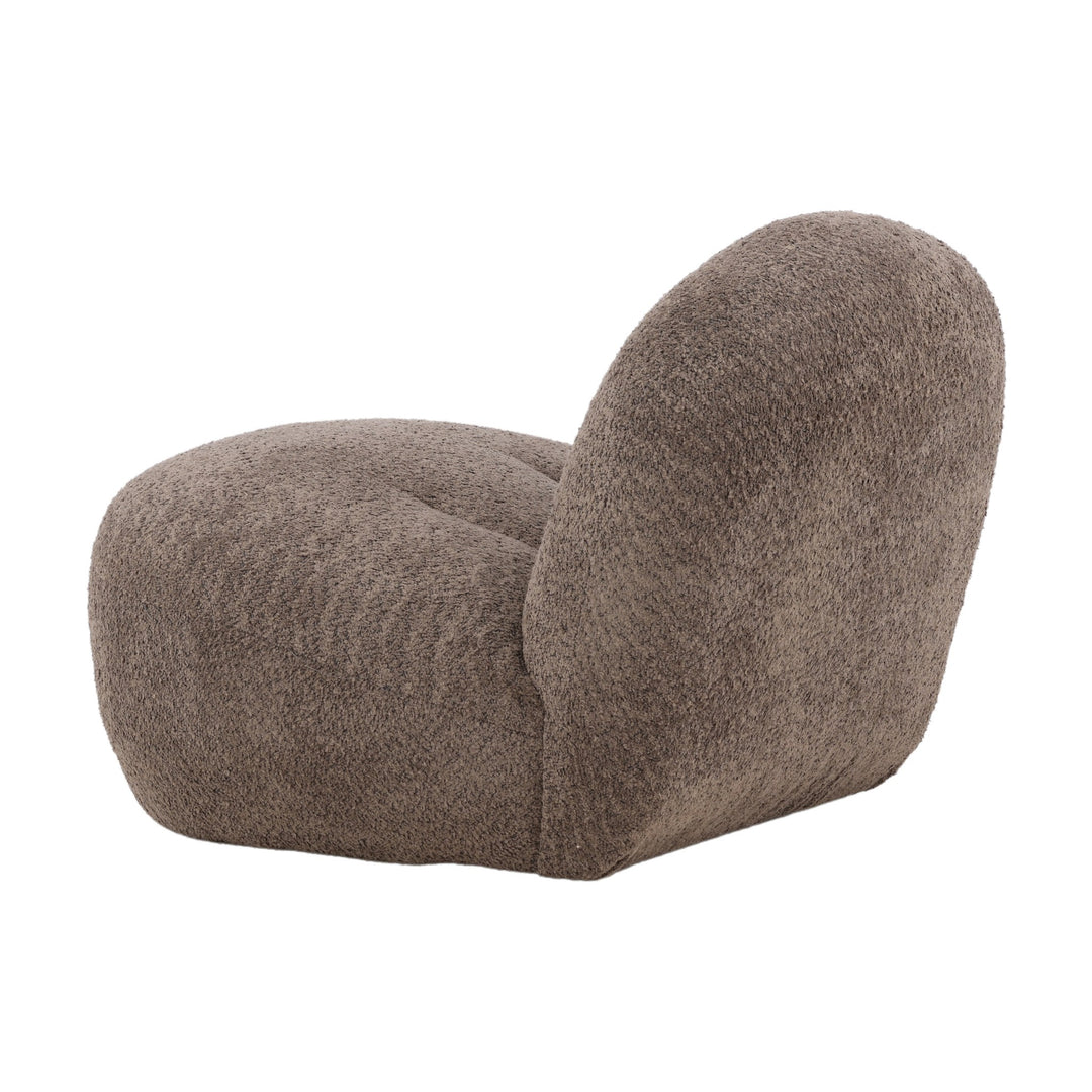 Omaha loungestol i brun bouclé, sett skrått bakfra mot hvit bakgrunn.
