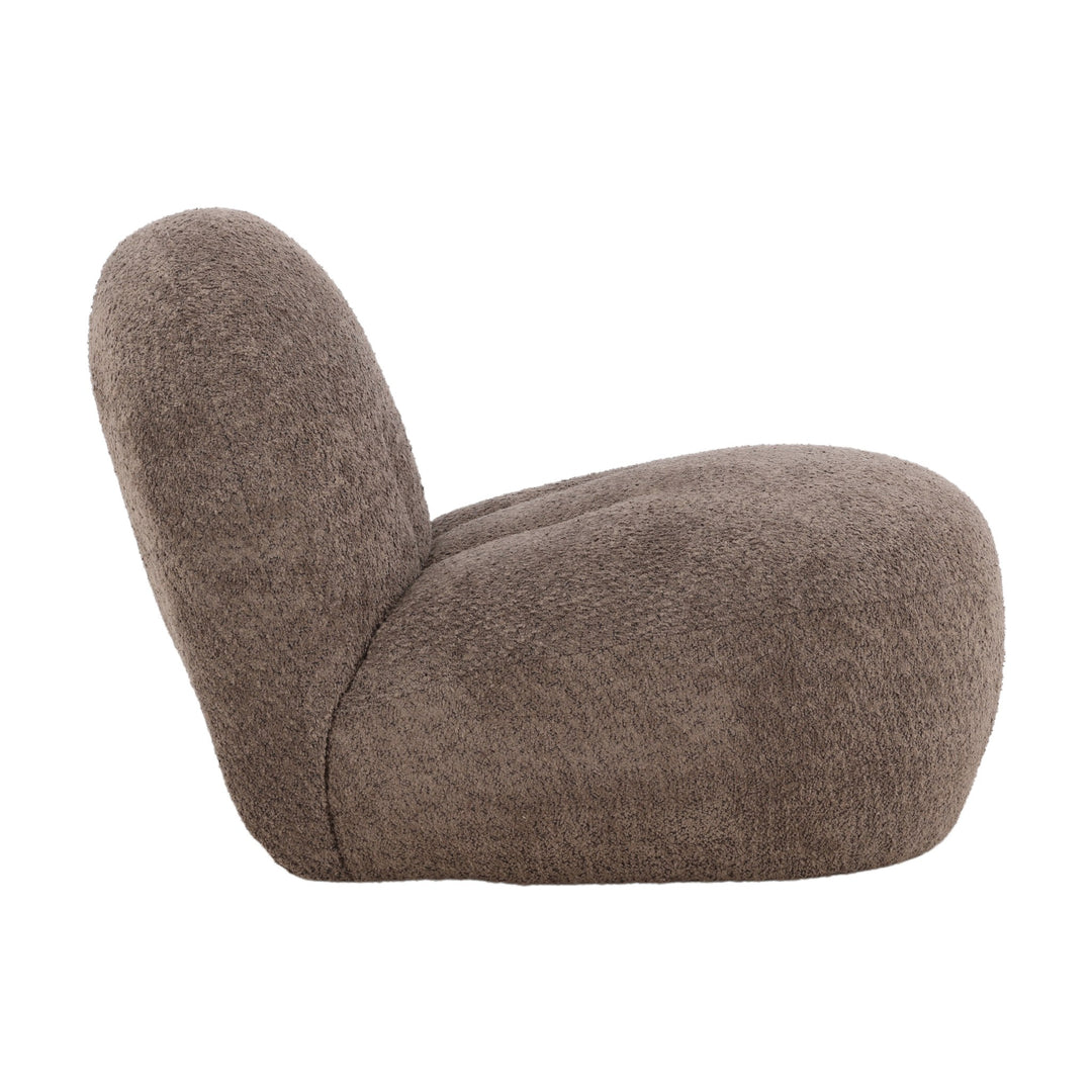 Omaha loungestol i brun bouclé med myk, pølleformet sits, sett fra siden mot hvit bakgrunn.