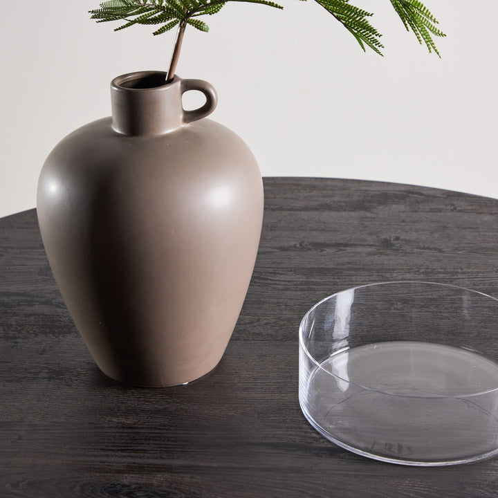 Tekla spisebord i sortbeiset tre, nærbilde av mørk treplate med vase og glasskål