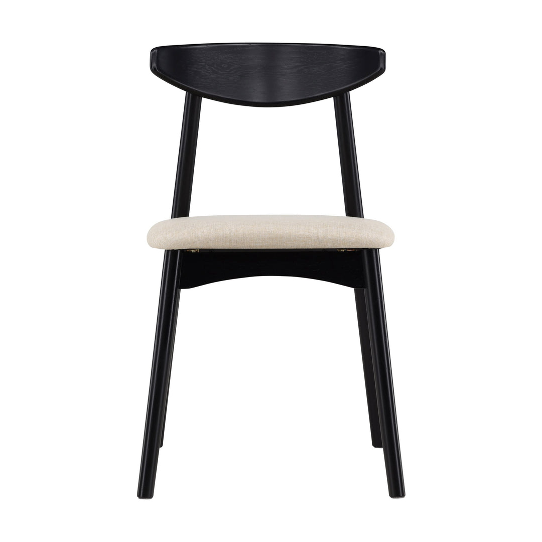 Ven spisestol i sort eik med beige stoffsete, sett forfra mot hvit bakgrunn.