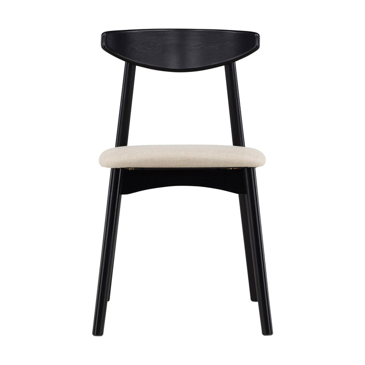 Ven spisestol i sort eik med beige stoffsete, sett forfra mot hvit bakgrunn.