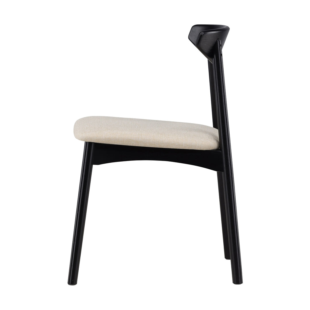 Ven spisestol i sort eik med beige sete, sideprofil mot hvit bakgrunn.