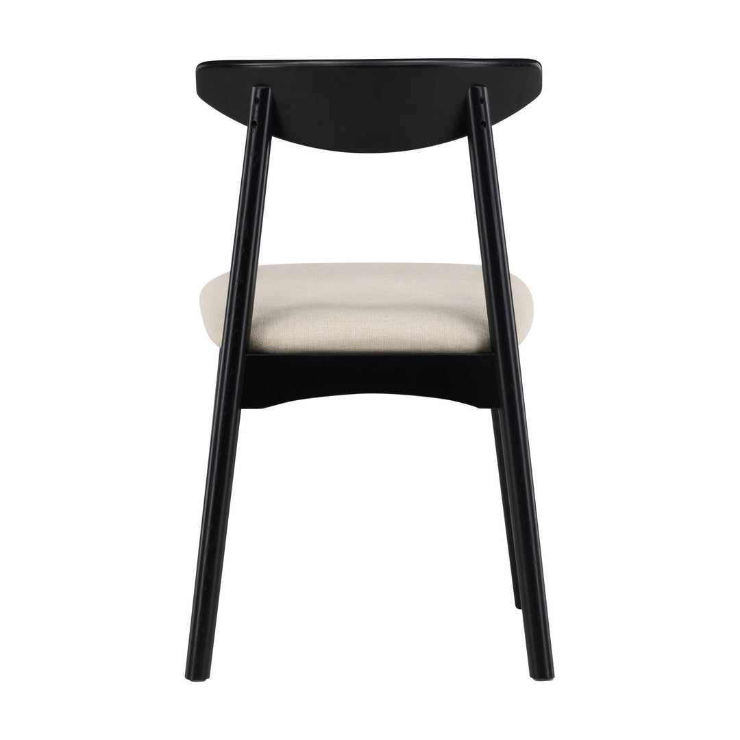 Ven spisestol i sort eik med beige sete, sett bakfra mot hvit bakgrunn.