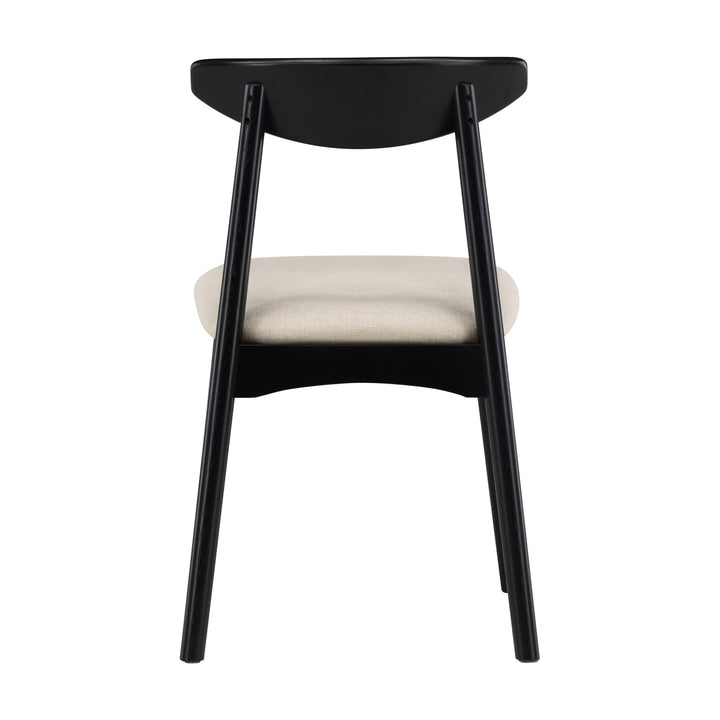 Ven spisestol i sort eik med beige sete, sett bakfra mot hvit bakgrunn.
