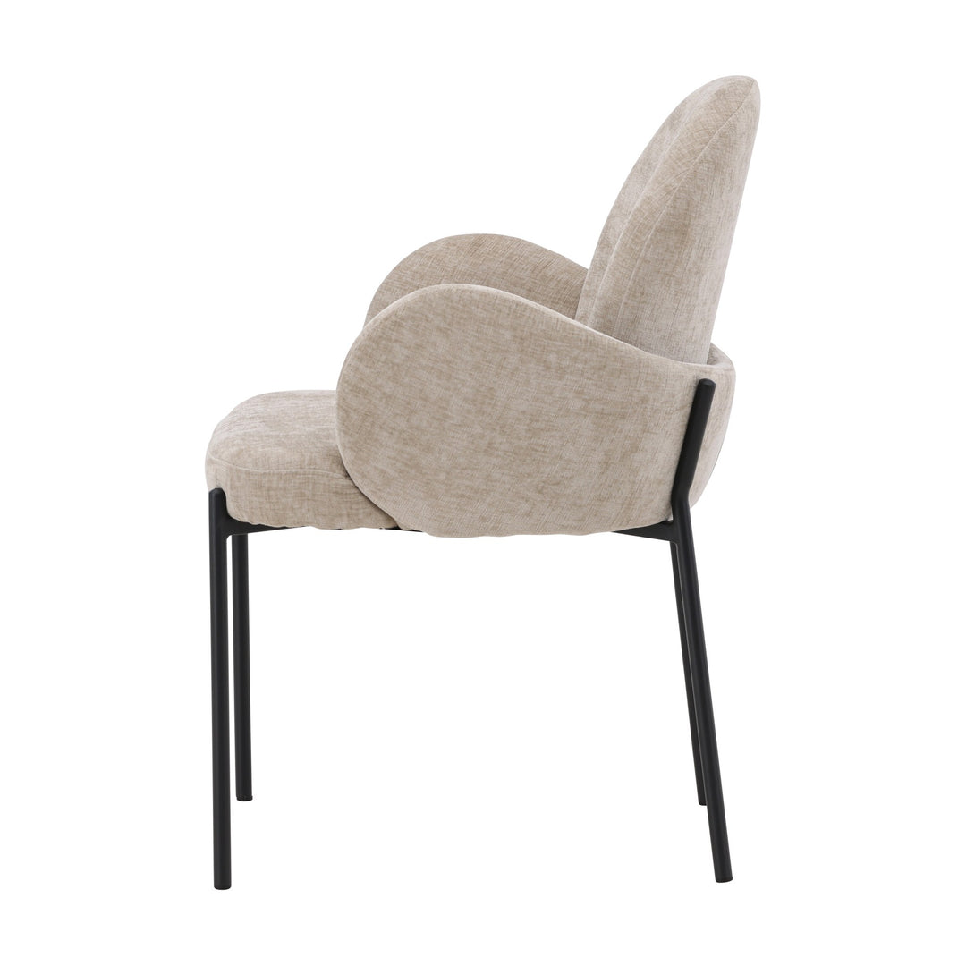 Blom spisestol i beige chenille, sett fra siden med buede armlener og sorte ben