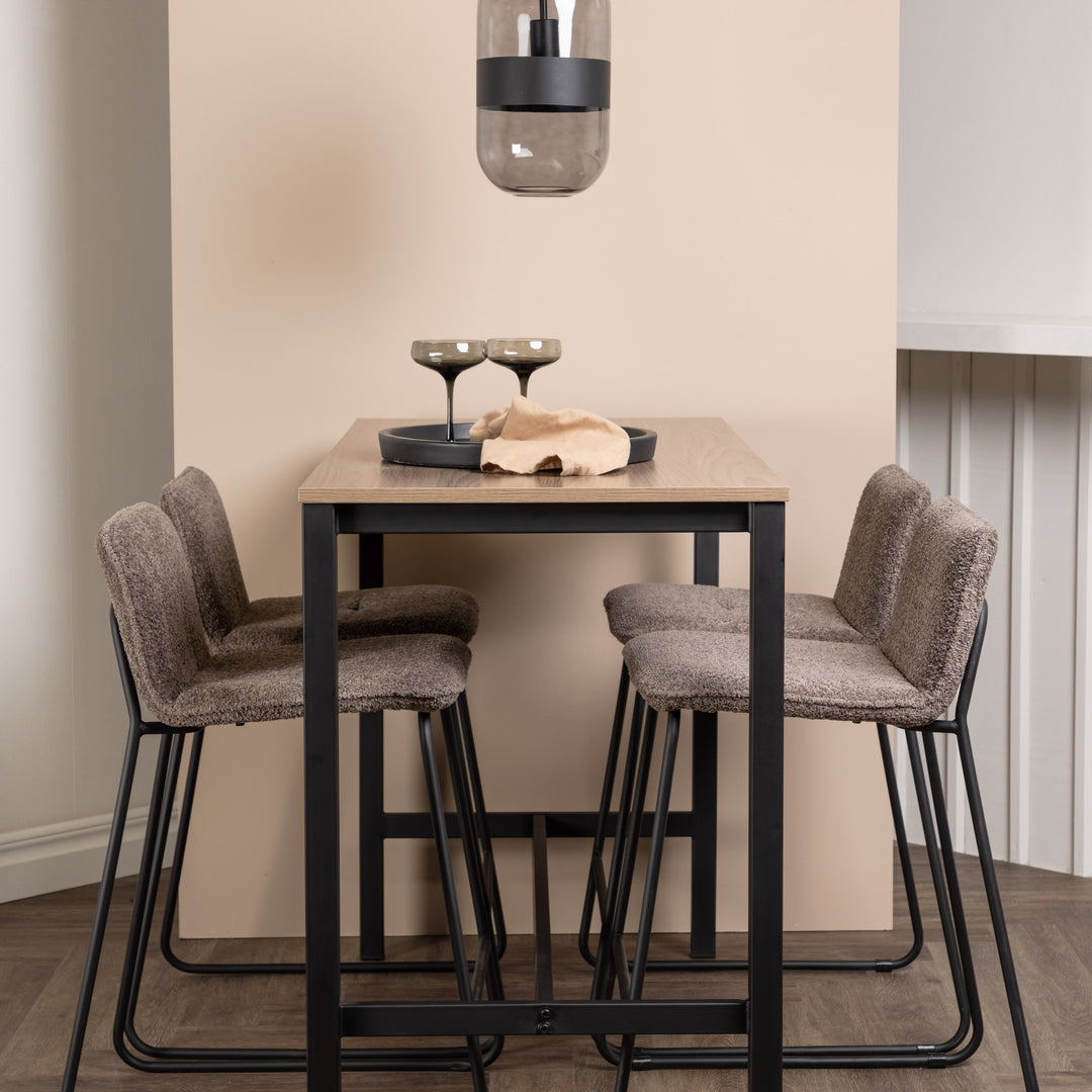 Camden barbord med lys treplate og sort understell, brune teddy barstoler