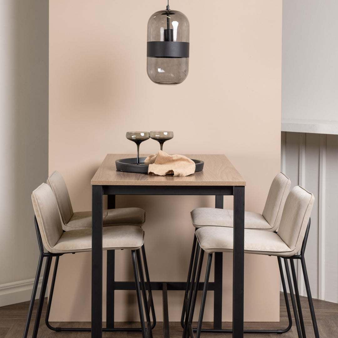 Camden barbord i eik med sort metallunderstell, beige barstoler og glasspendel i spiserom