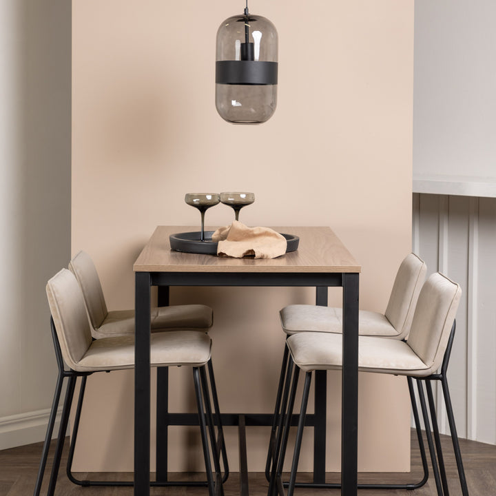 Camden barbord i eik med sort metallunderstell, beige barstoler og glasspendel i spiserom