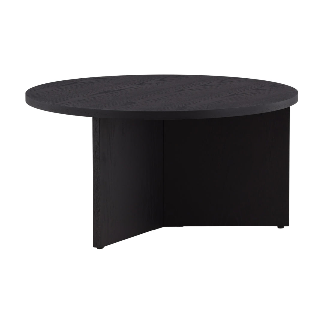 Saltø sofabord i sort eik med rund plate og panelben, sett fra siden mot hvit bakgrunn