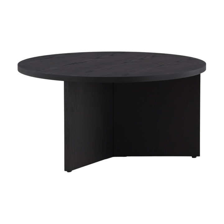 Saltø sofabord i sort eik med rund plate og panelben, sett fra siden mot hvit bakgrunn