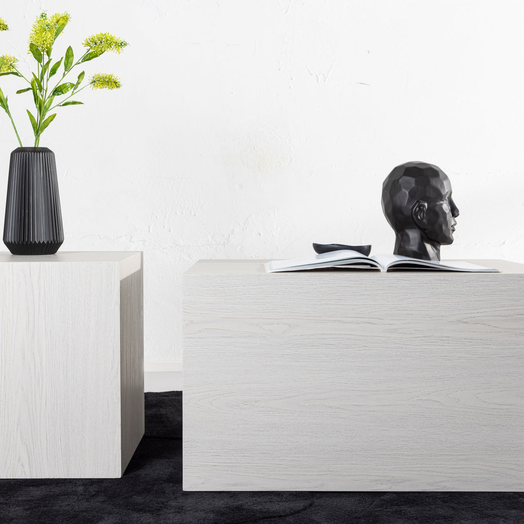 York sofabord i hvit whitewash-eik, i rom med sort vase med gule blomster og hodeskulptur