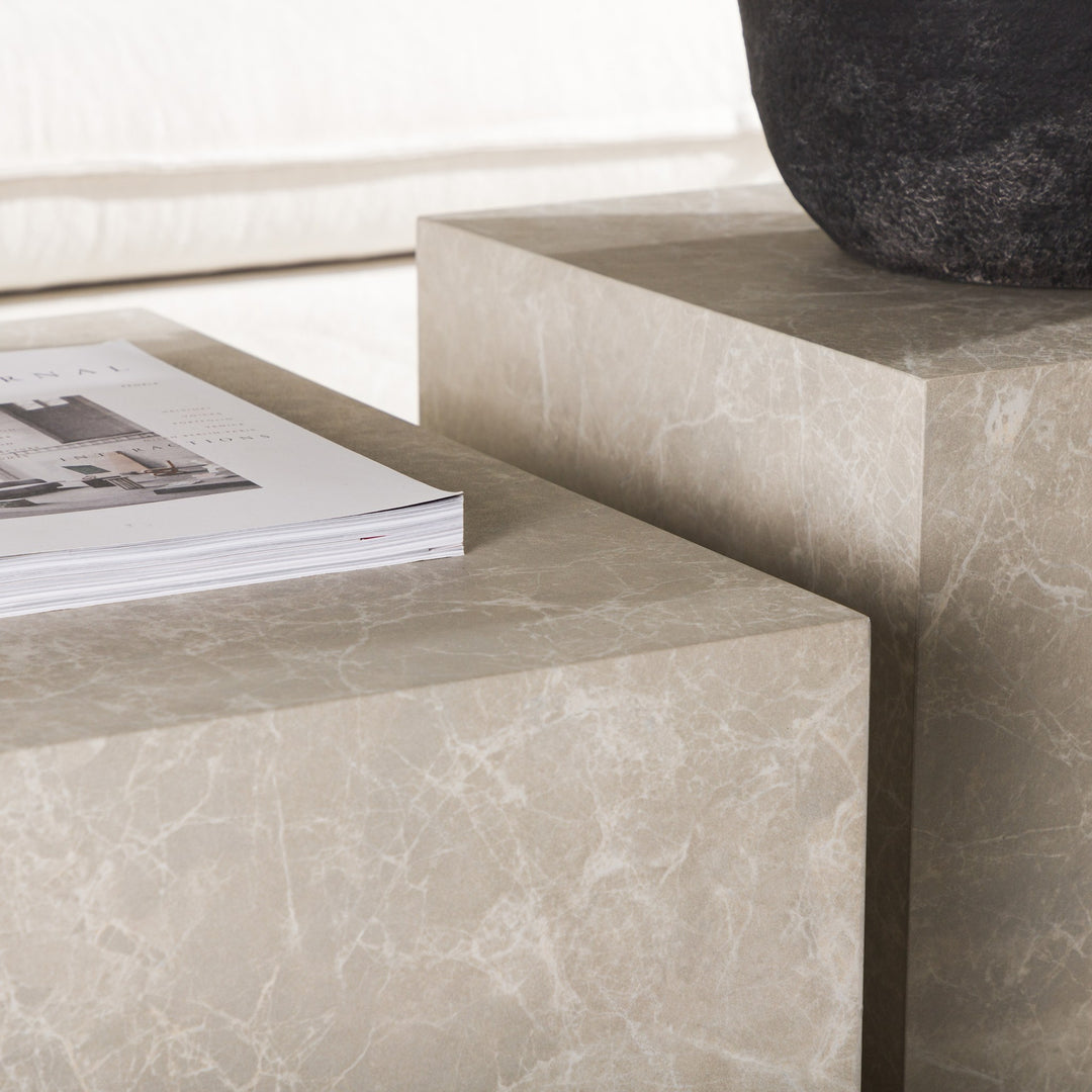 York sofabord i beige marmorlook, to bord i hjørne med magasin, lyst rom