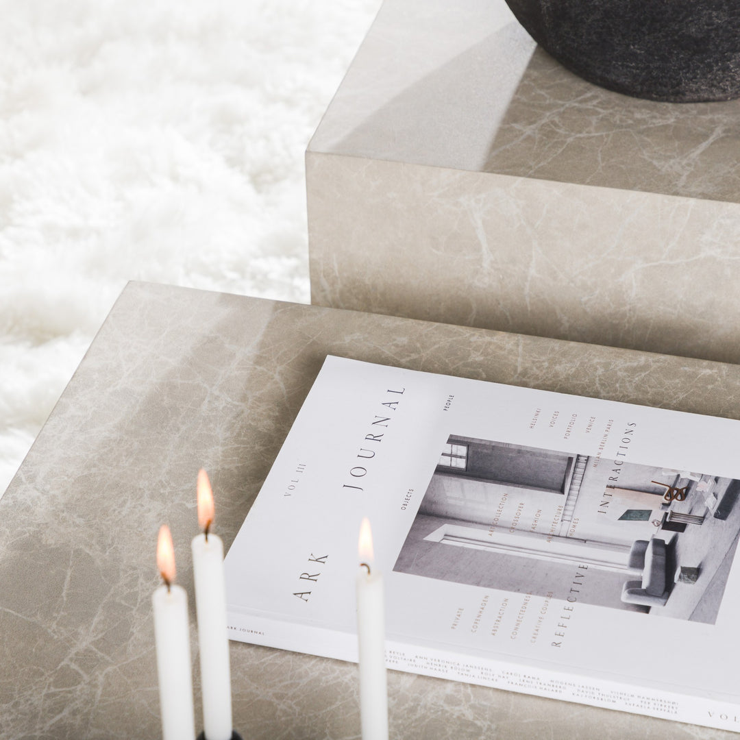 York sofabord i beige marmorlook sett ovenfra med magasin og telys