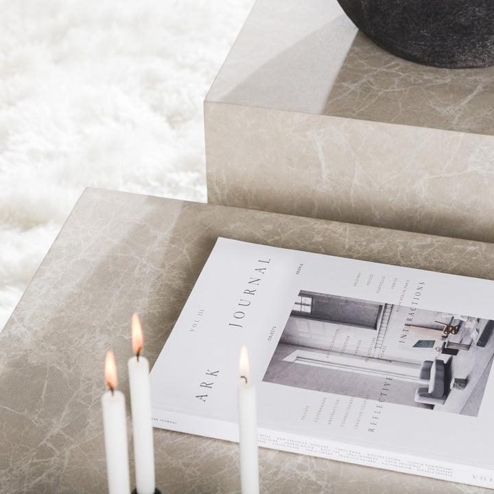 York sofabord i beige marmorlook sett ovenfra med magasin og telys