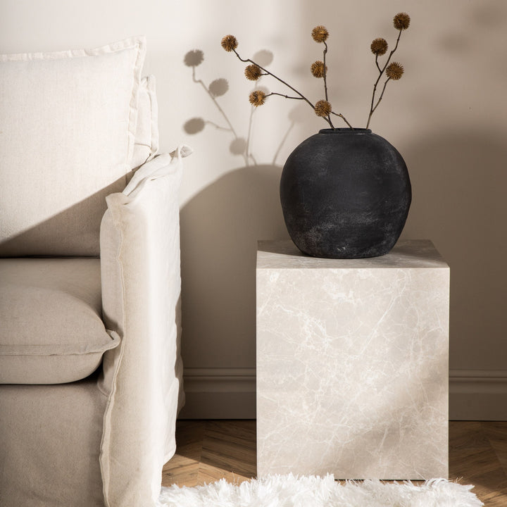 York sofabord i beige marmorlook, kubeformet med sort vase med pryd ved lys linsofa