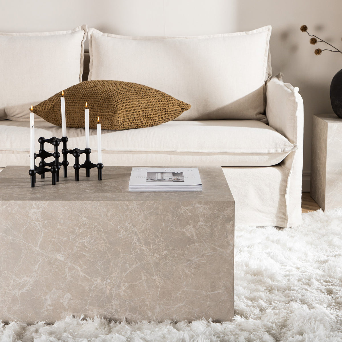 York sofabord i beige marmorlook, kubeformet med lysestake og magasin ved lys sofa