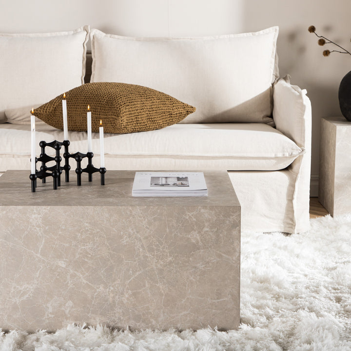 York sofabord i beige marmorlook, kubeformet med lysestake og magasin ved lys sofa