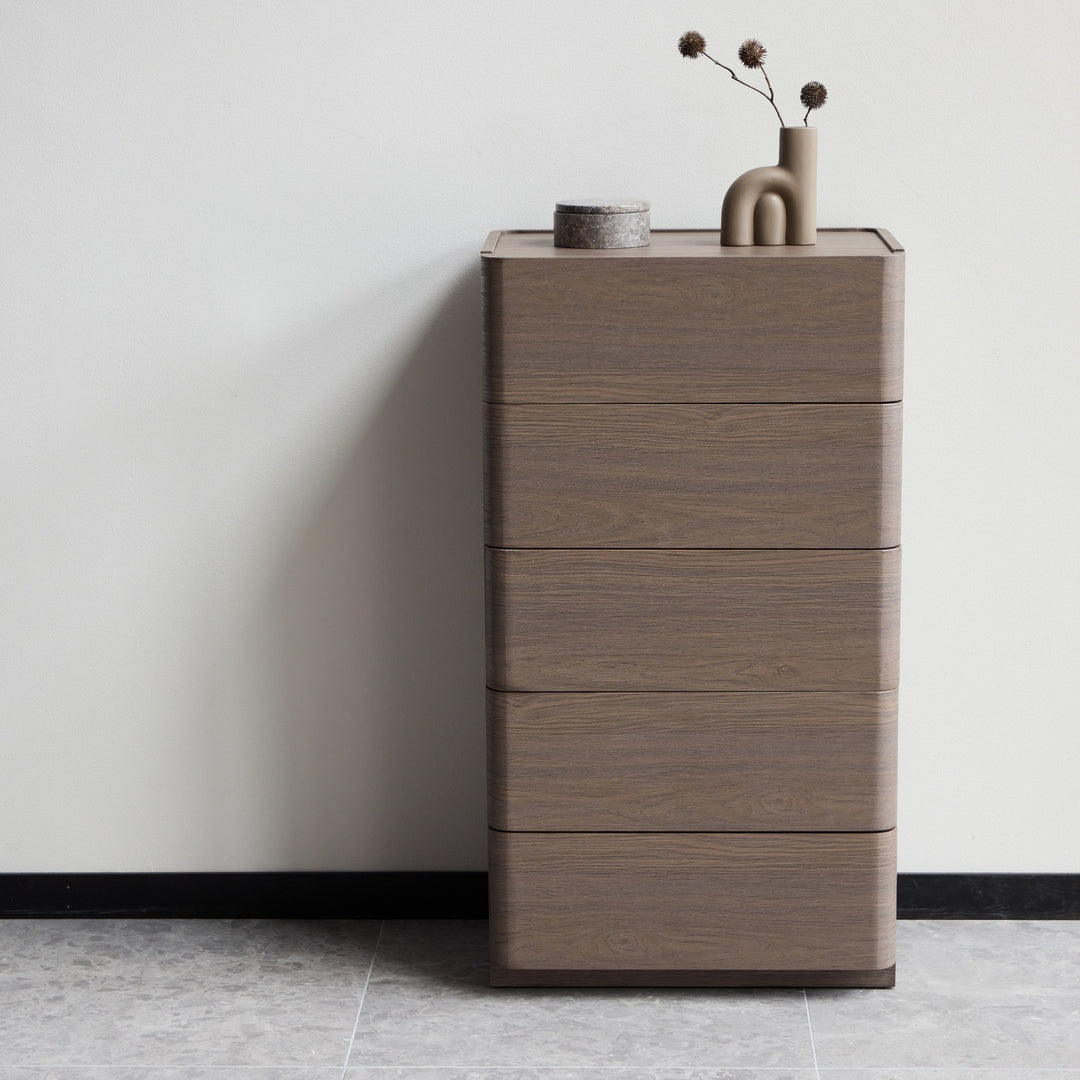 Noble kommode i mocca eik, høy med fem skuffer, steinskål og beige vase med pryd