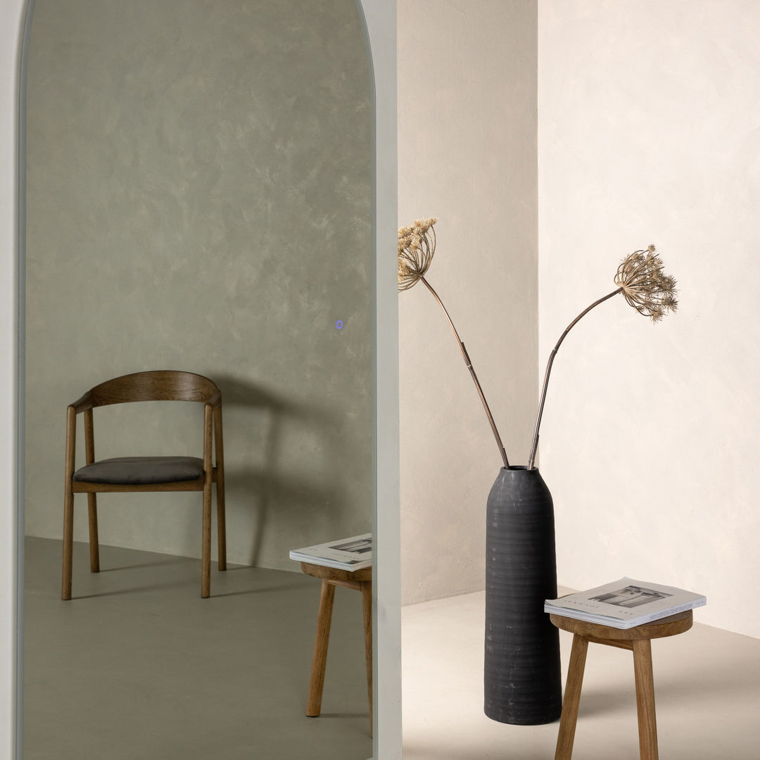 Skeppsvik speil med kjølig LED-kantlys, speiler trestol og salviegrønn vegg, ved vase med tørrblomster