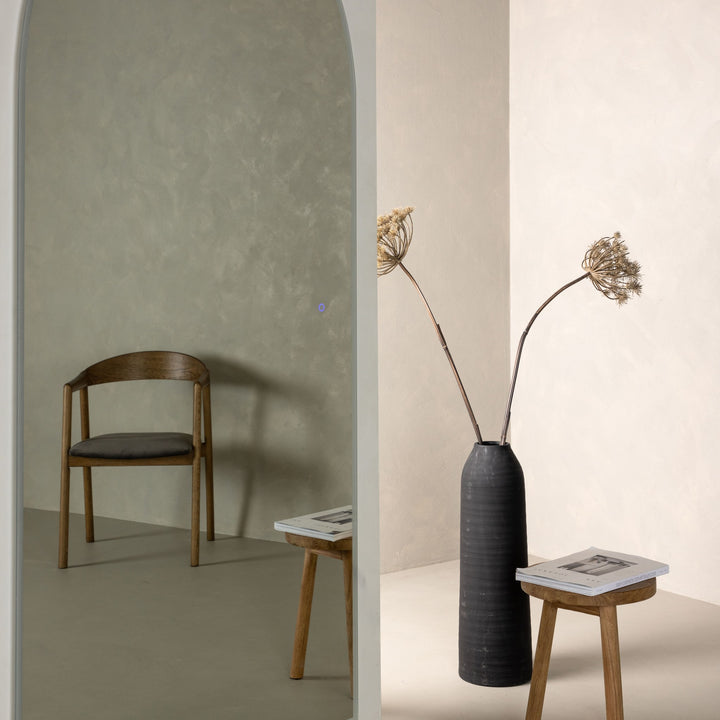 Skeppsvik speil med kjølig LED-kantlys, speiler trestol og salviegrønn vegg, ved vase med tørrblomster