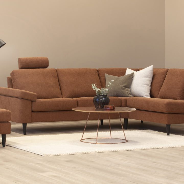 Santiago Air hjørnesofa i cognac stoff med nakkestøtte, ved kobberfarget bord i beige stue