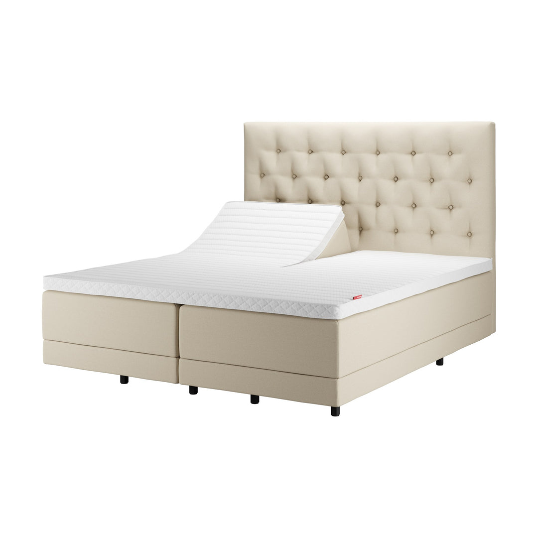 Wonderland Pique sengegavl i lys beige med knappetrukket stopning, regulerbar seng med hvit topp