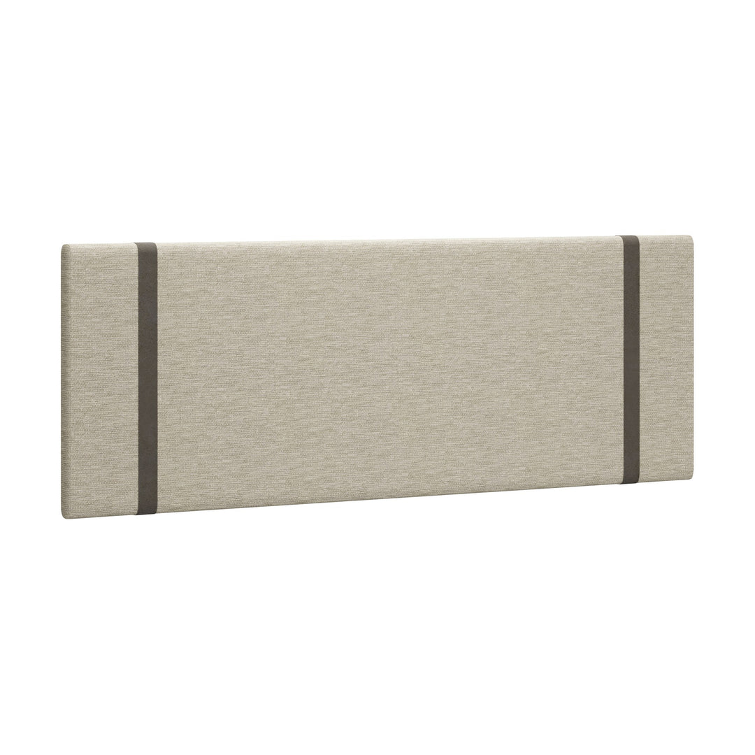 Wonderland W50 sengegavl i beige med brune stropper, frittstående mot hvit bakgrunn