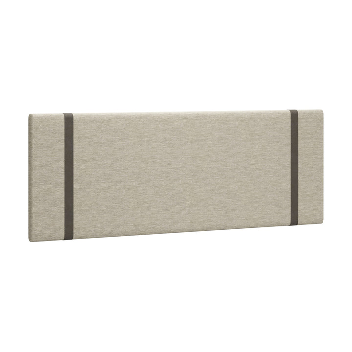 Wonderland W50 sengegavl i beige med brune stropper, frittstående mot hvit bakgrunn