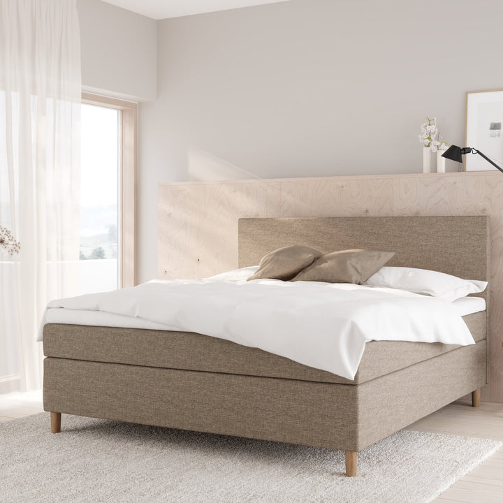 Wonderland Medley kontinentalseng i beige, i lyst soverom med bjørkepanel og lett gardin