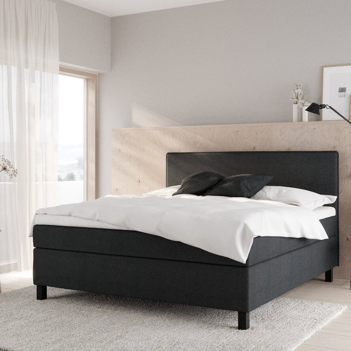 Wonderland Medley kontinentalseng i beige, i lyst soverom med bjørkepanel og lett gardin