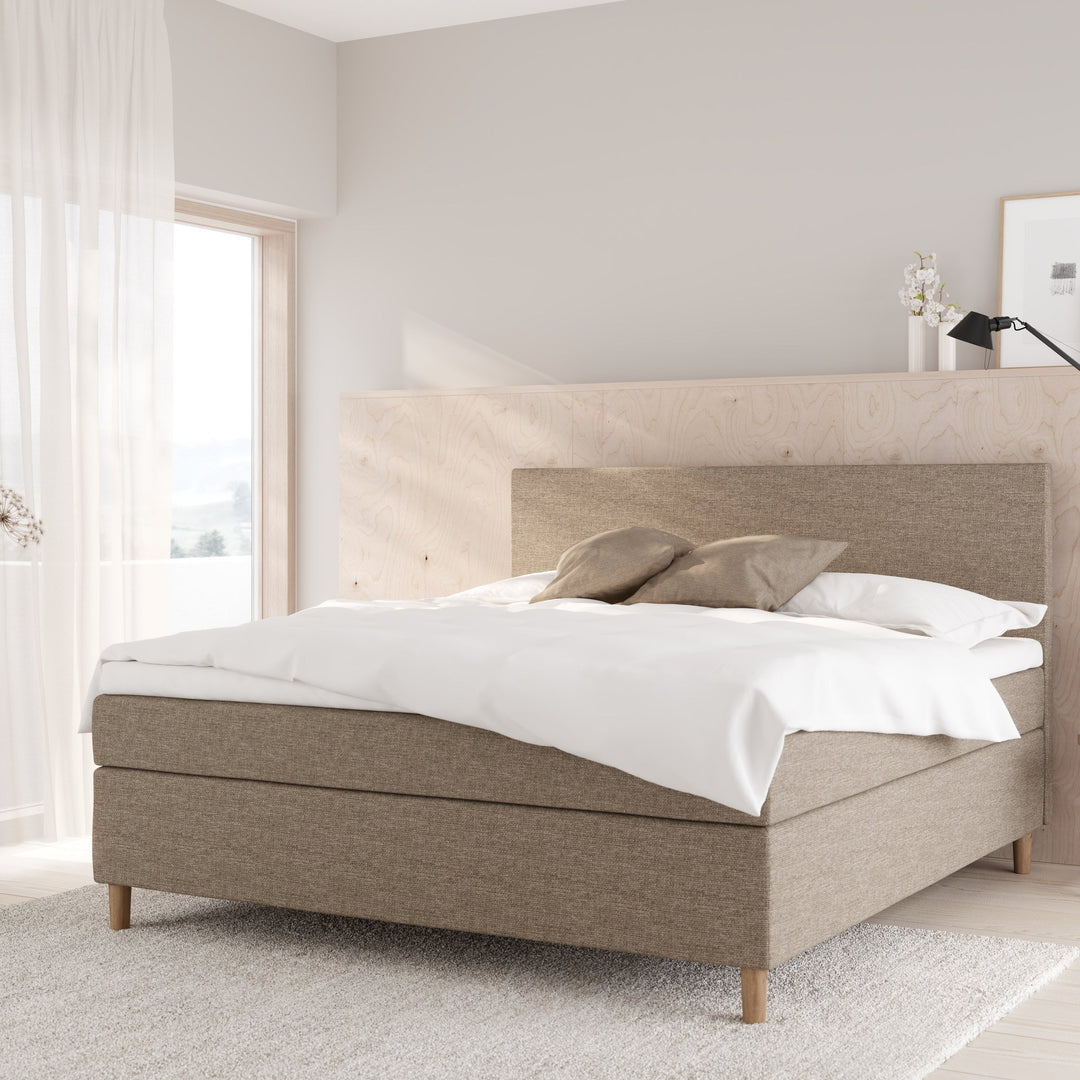 Wonderland Medley kontinentalseng i beige, i lyst soverom med bjørkepanel og lett gardin