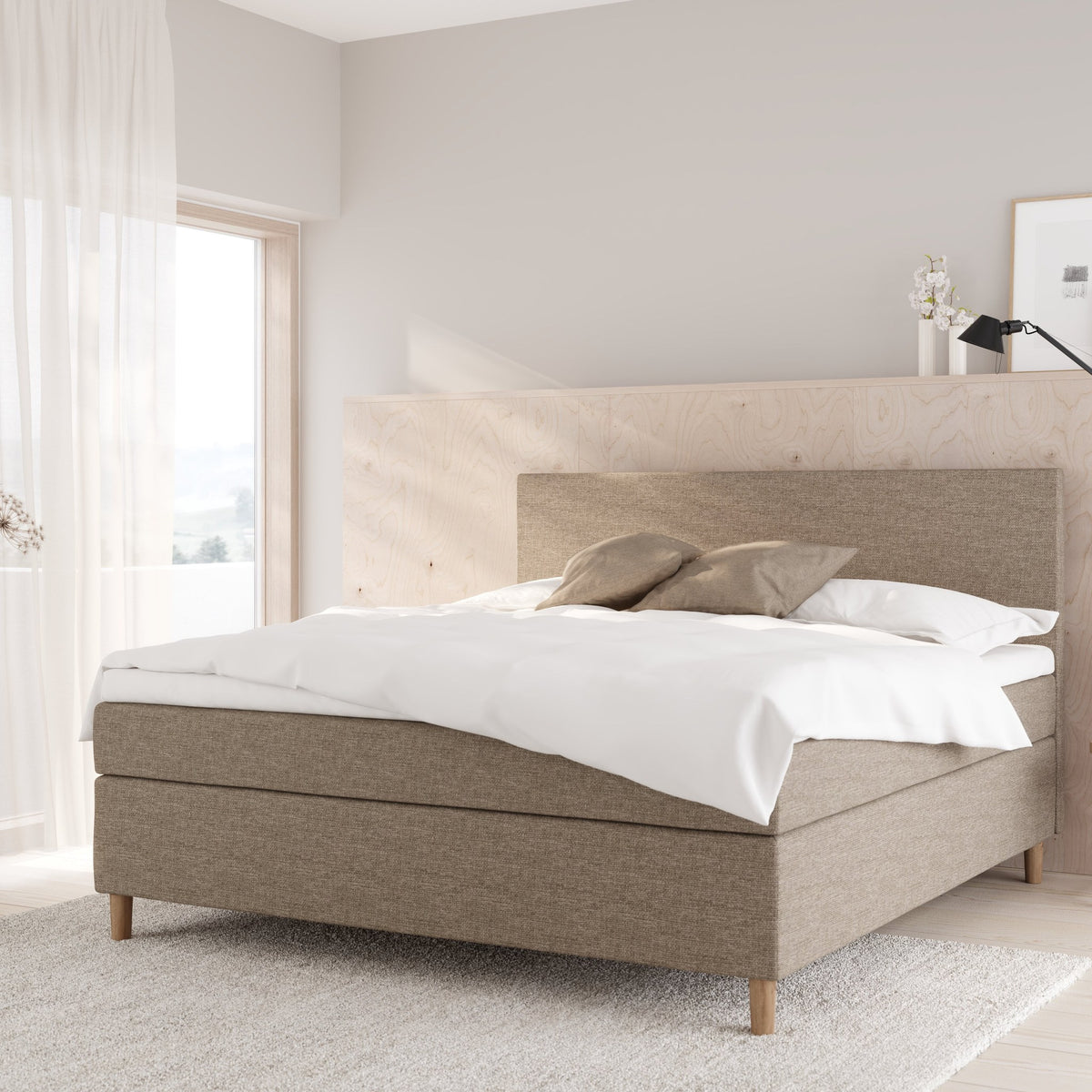 Wonderland Medley kontinentalseng i beige, i lyst soverom med bjørkepanel og lett gardin