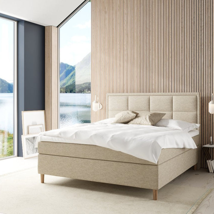 Wonderland Sonate kontinentalseng i beige, i soverom med trespiler og utsikt til fjorden