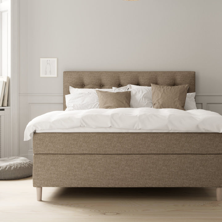 Wonderland Maestro kontinentalseng i gråbeige med dunet dyne og beige puter i lyst soverom