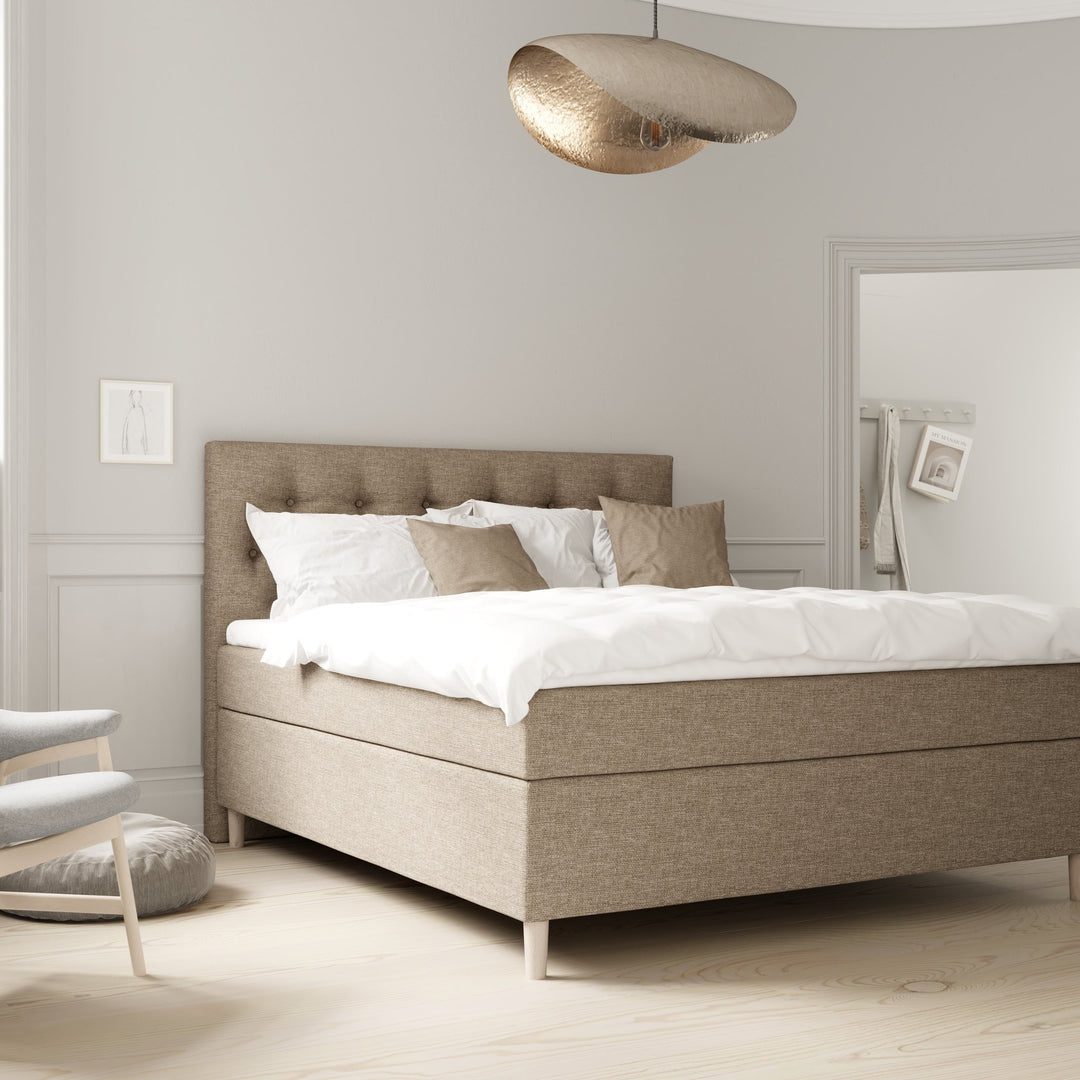 Wonderland Maestro kontinentalseng i khaki, oppredd i lyst panelrom med gull pendellampe