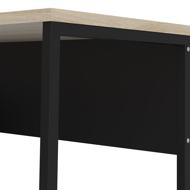 Function Plus skrivebord, nærbilde av hjørne med eikeplate og sort metallramme