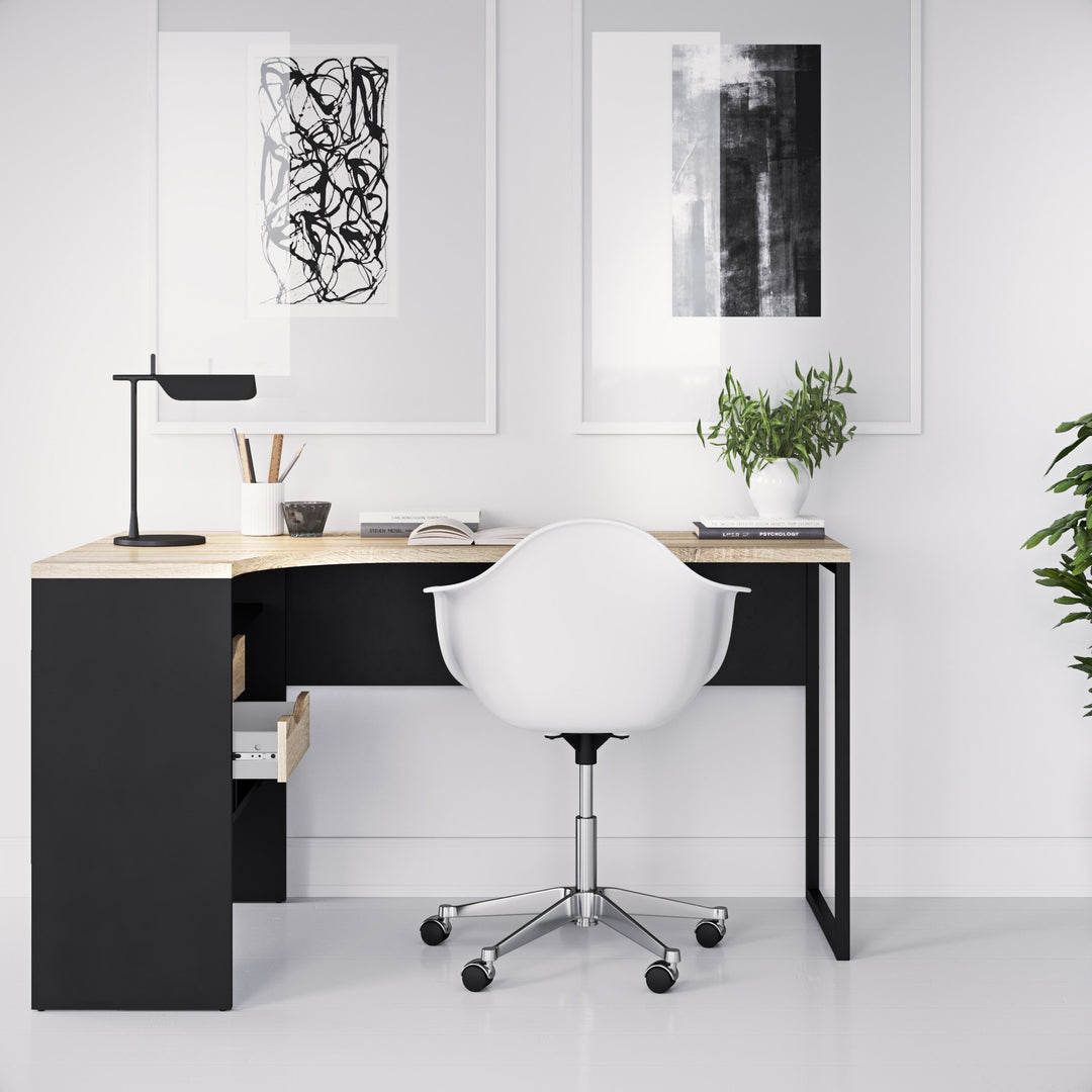 Function Plus skrivebord i sort og eik med hjørneløsning, hvit kontorstol og veggbilder